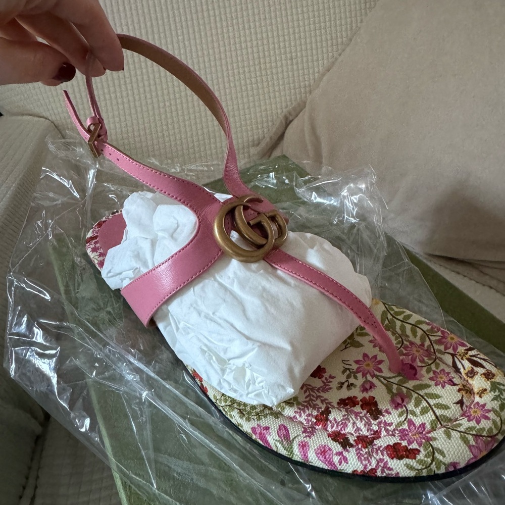 Gucci Pink Floral Leather T-Strap Sandal with Gold GG Accent - Picture 4 of 7
